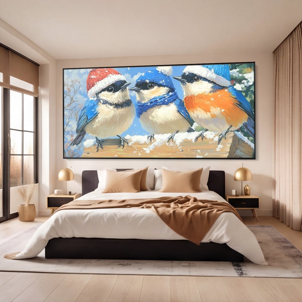 Tablou canvas cu tablou canvas cu trei vrabiute cu caciulite de iarna, in rama de aluminiu negru, pe perete intr-un dormitor